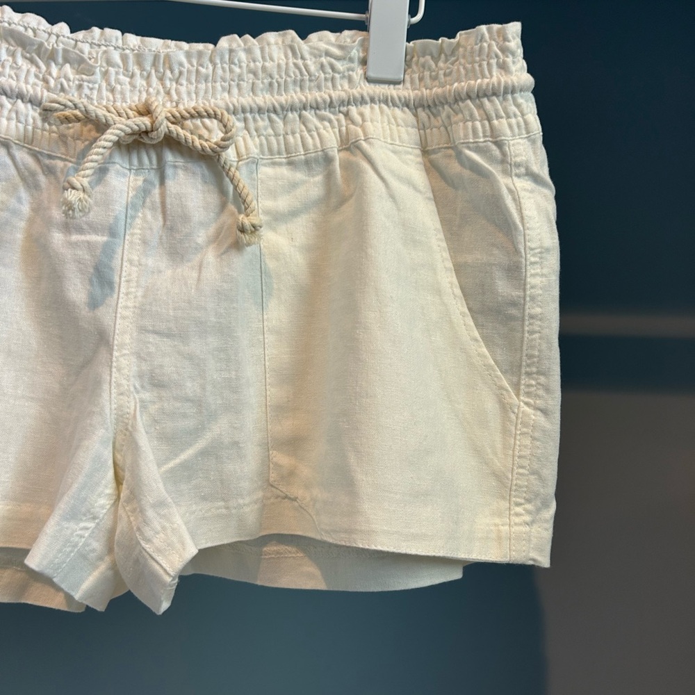 NWT Roxy shorts. Sz XL. Off white linen blend. Rope tie detail. Adorable! - Picture 16 of 16